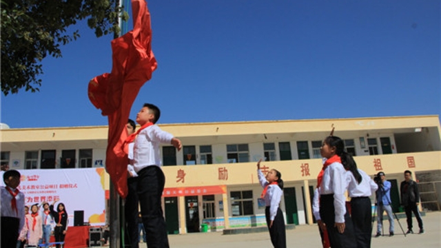 周口留守兒童的國(guó)慶節(jié)：敬隊(duì)禮、升國(guó)旗