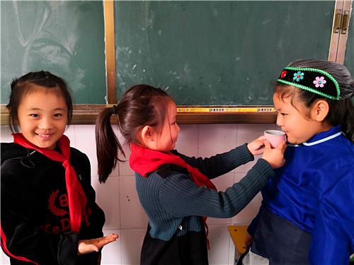 周口：小學(xué)生扮演“爺爺、奶奶” 感受重陽敬老情