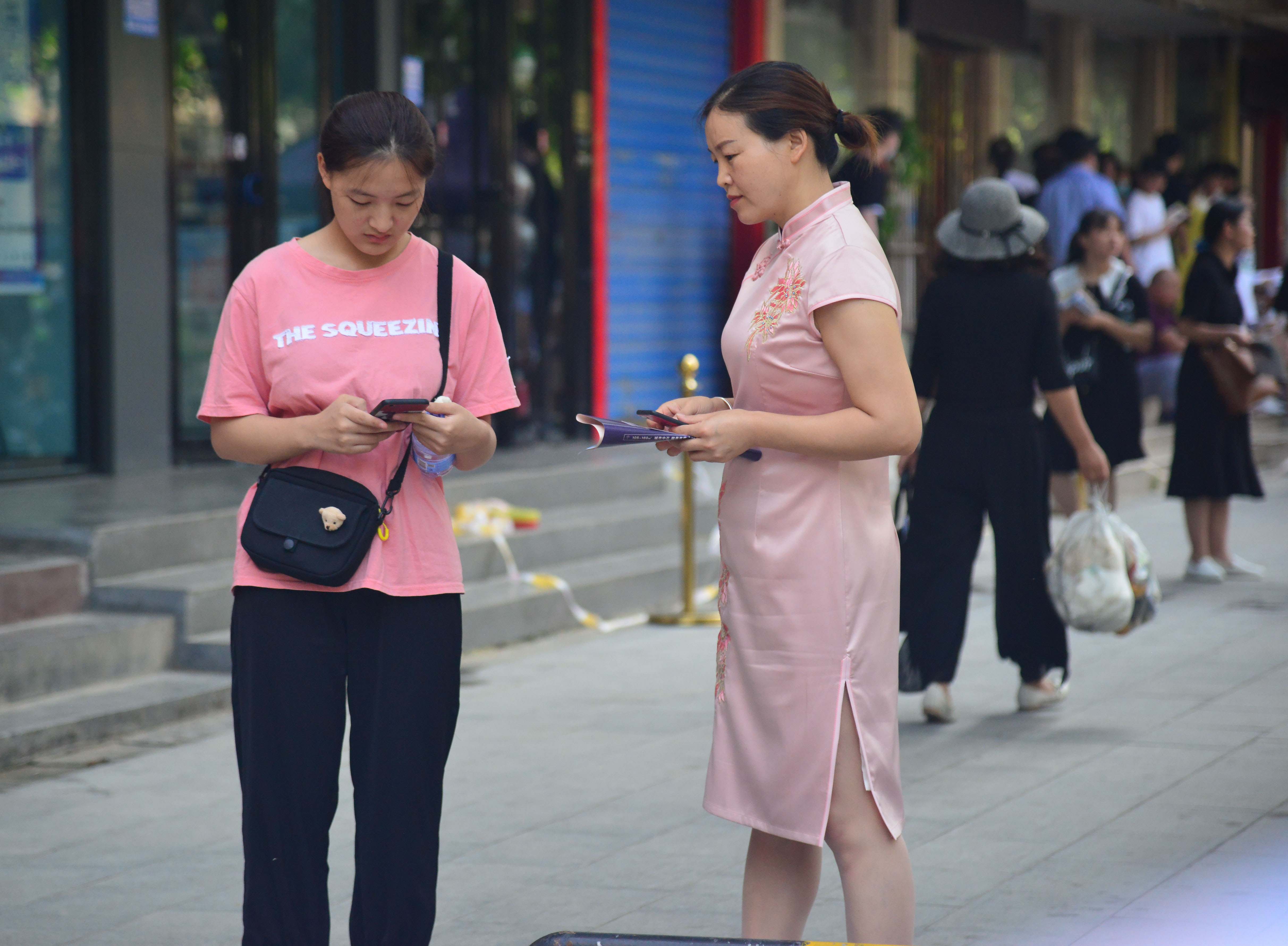 旗開(kāi)得勝！高考考場(chǎng)外的旗袍媽媽們