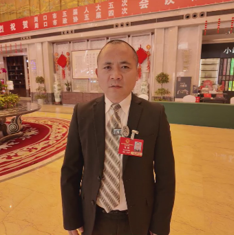 讓每個(gè)孩子身上有汗，眼里有光，一生向陽(yáng)